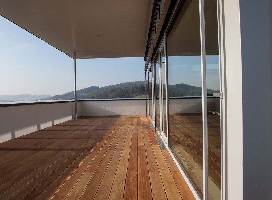 Dachterrasse eines Bürogebäudes in Holz mit Ausblick