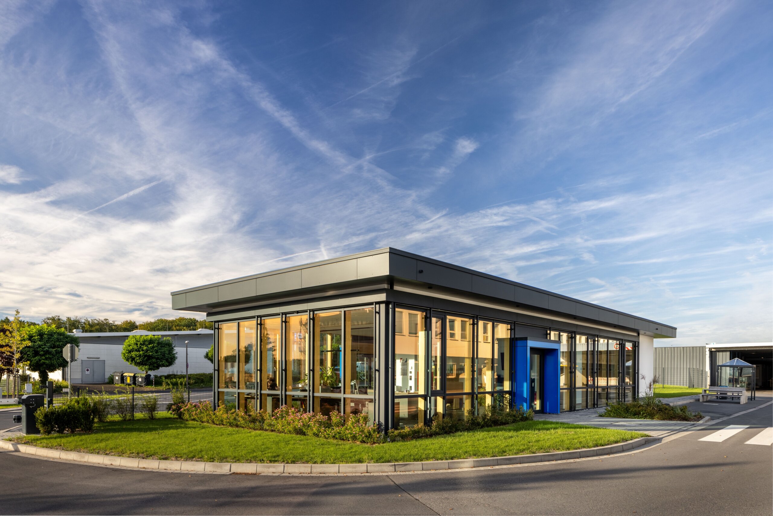 Außenansicht des Bürogebäudes Heiligenroth in Holzbauweise
