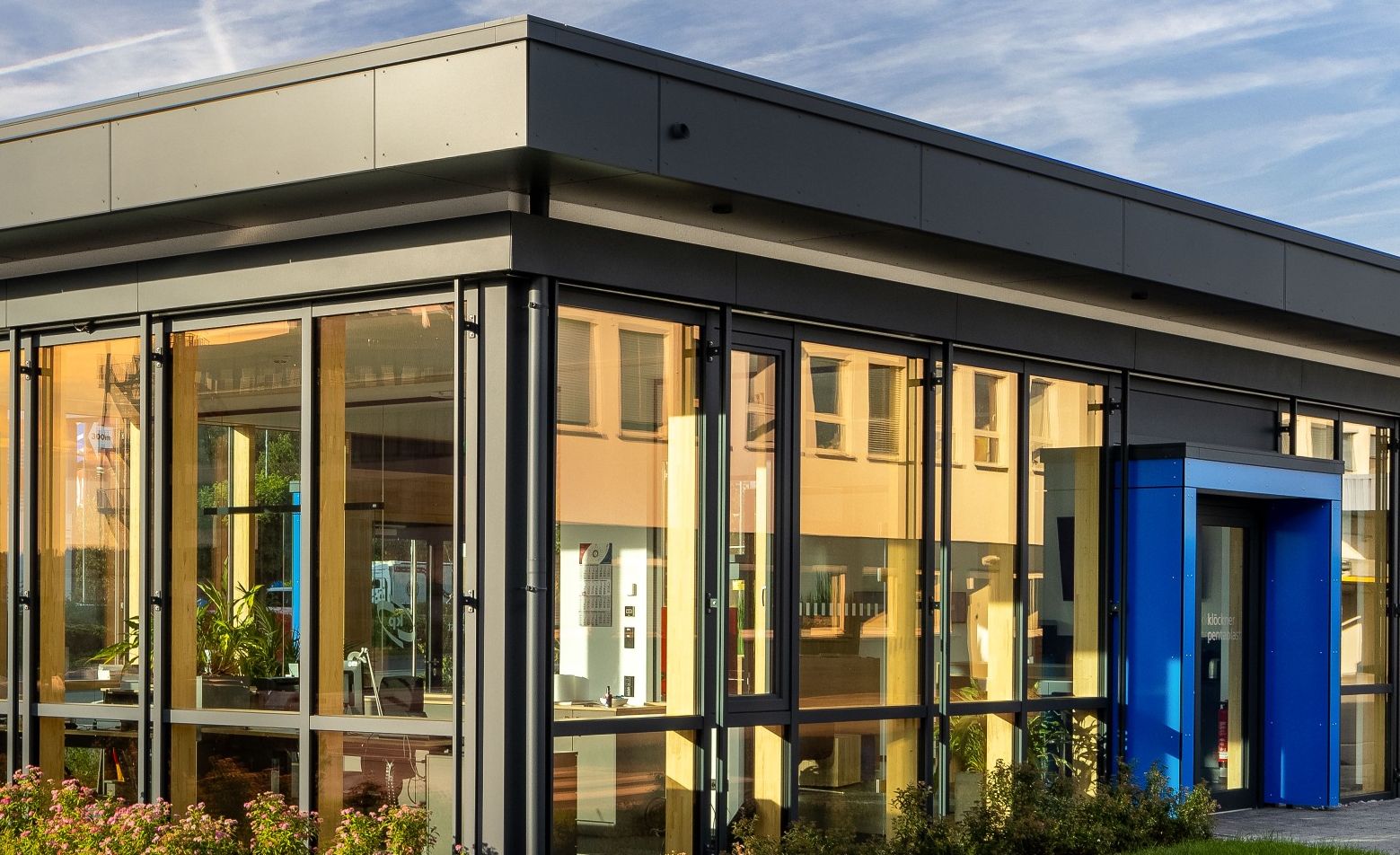 Eingangsbereich des Bürogebäudes Heiligenroth in Holzbauweise