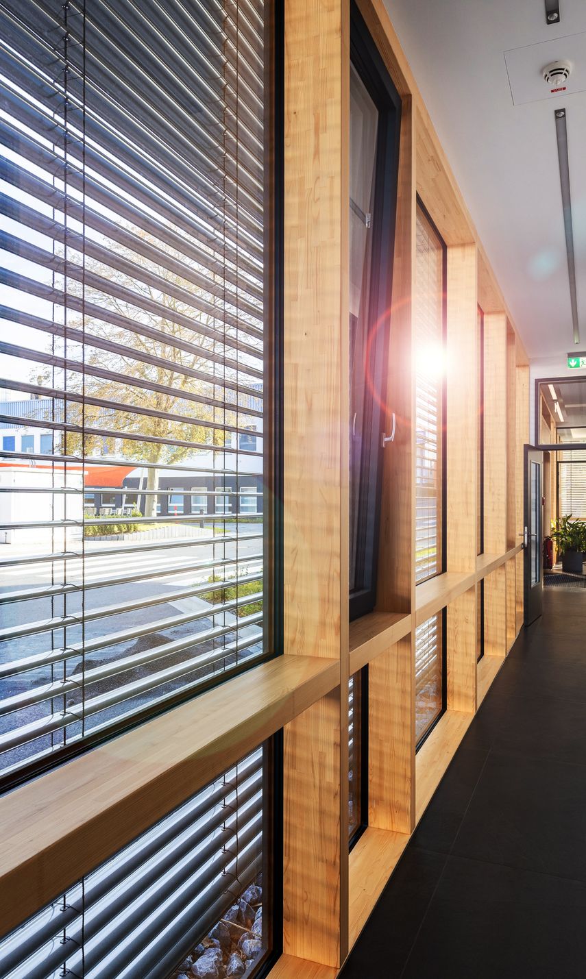 Holzfassade des Bürogebäudes Heiligenroth im Hochformat