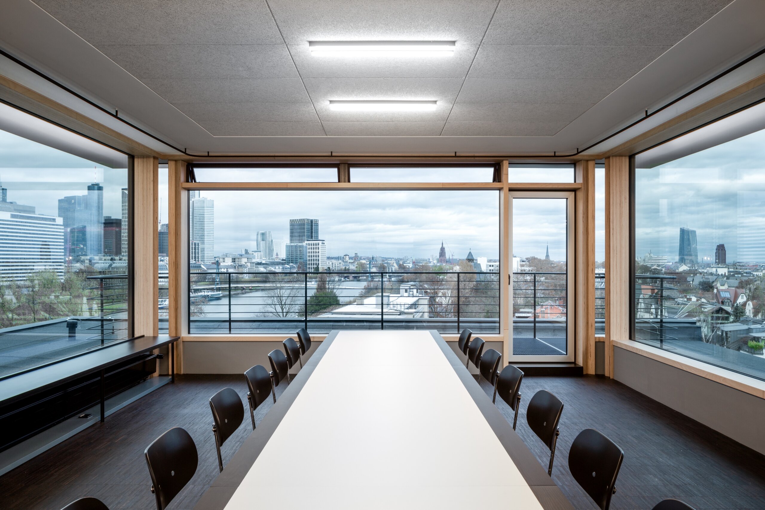 Blick aus einem Besprechungsraum in Holzbauweise über die Frankfurter Skyline