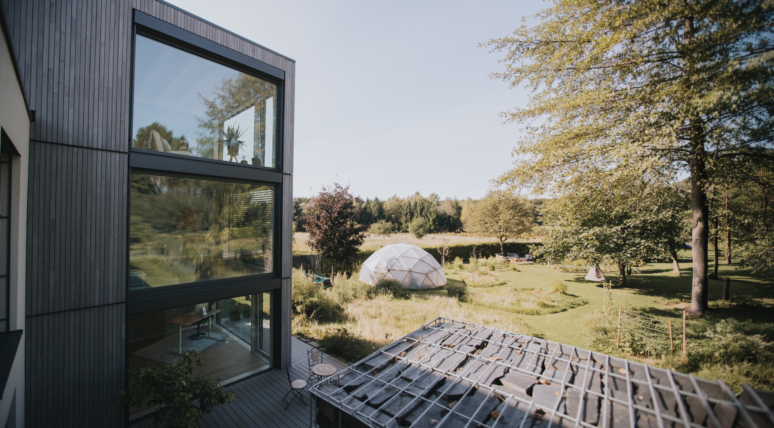 Panorama eines modernen Bürogebäudes in Holzbauweise