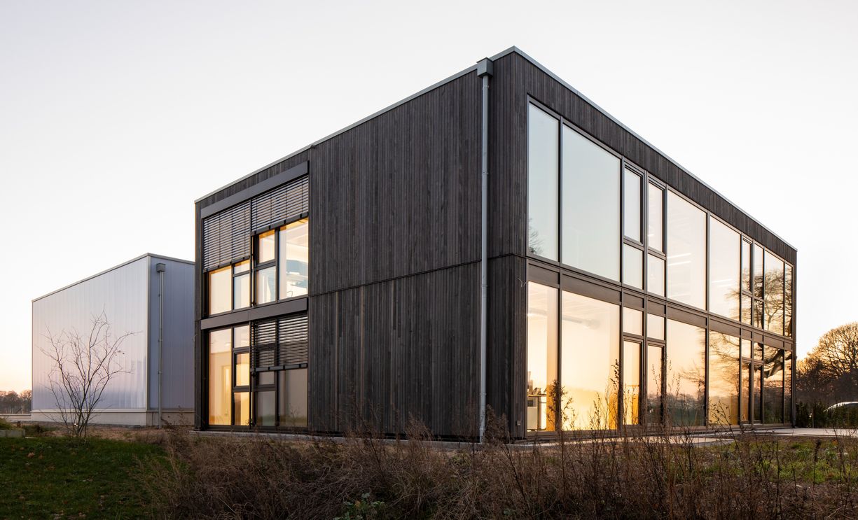 Bürogebäude in Holzbauweise in der Abenddämmerung
