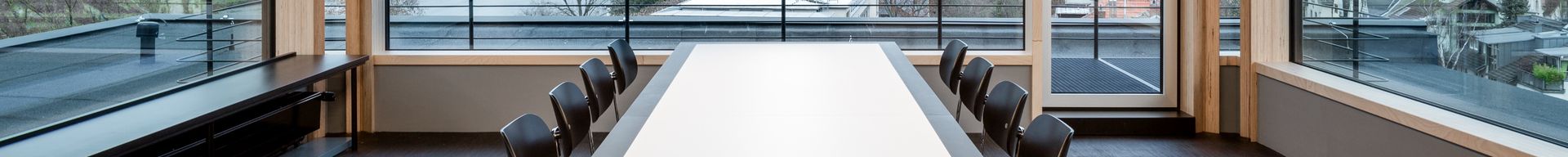 Detail einer Holzfassade eines Bürogebäudes