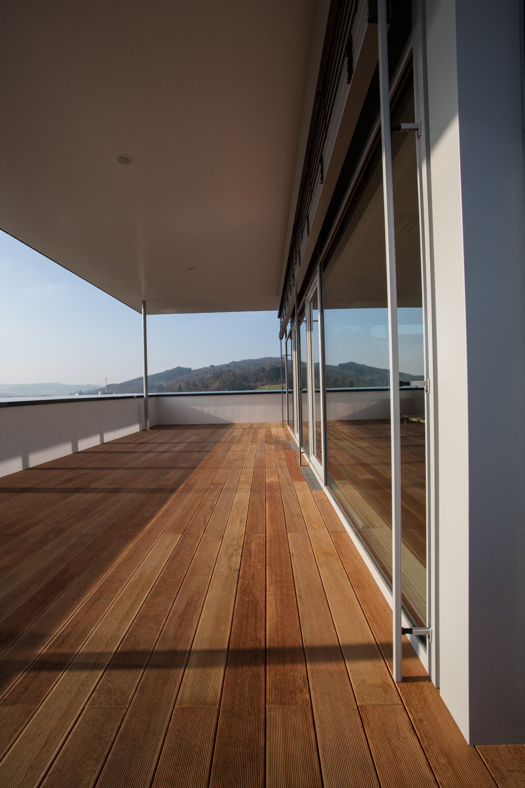 Terrasse eines Bürogebäudes mit Ausblick in Holzbauweise